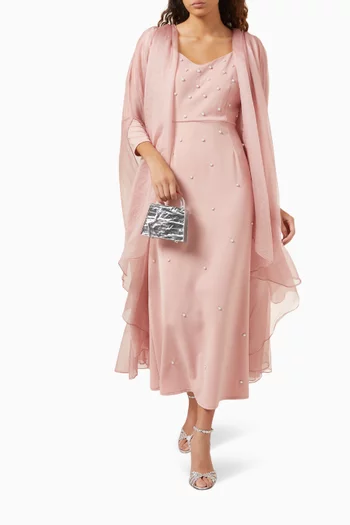 فستان طويل بأكمام كاب وتطريزات باللؤلؤ