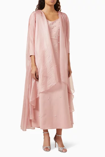 فستان طويل بأكمام كاب وتطريزات باللؤلؤ