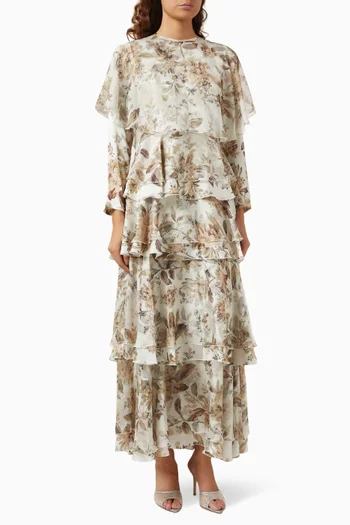 فستان طويل بطبقات متعددة ونقشة