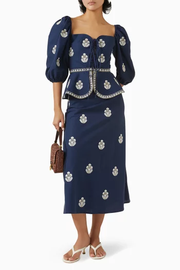 بلوزة مينا بتطريزات وأربطة