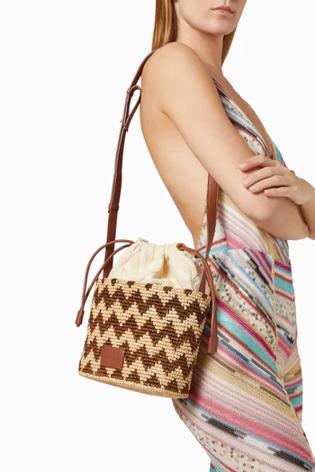 Small Zigzag Bucket Bag in Raffia