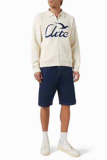 جاكيت بسحّاب وشعار الماركة بنسيج قطن