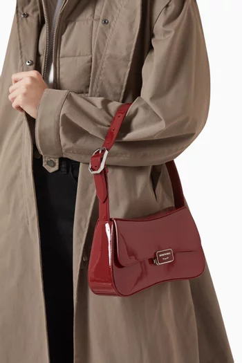 حقيبة كتف بإبزيم بشعار الماركة جلد صناعي لامع