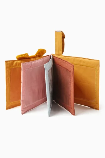 كتاب لتحفيز الحواس عن العائلة