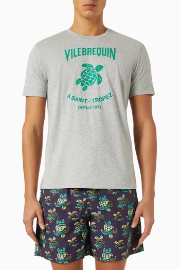 تي شيرت بطبعة شعار الماركة قطن