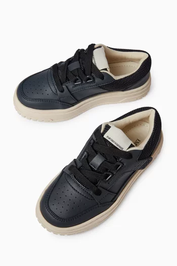 سنيكرز بإضافات من قماش شبكي جلد