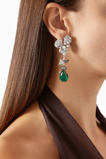 أقراط بتصميم زهرة أوركيد مرصعة بحجر الزمرد مطلية ذهب أبيض عيار 18