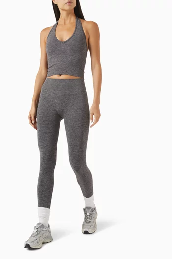 بلوزة بلا أكمام بحمالة حول الرقبة وتصميم منحوت بدون حياكة