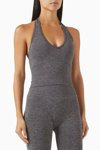 بلوزة بلا أكمام بحمالة حول الرقبة وتصميم منحوت بدون حياكة