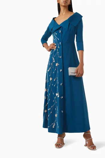 فستان طويل بأكتاف مكشوفة وتطريزات كريب مطاطي