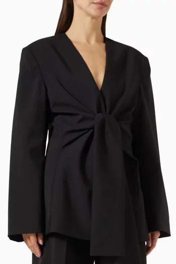 جاكيت بأكمام واسعة وخصر مزموم