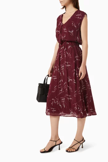 بلوزة بكشكش ونقشة أوراق شجر