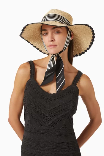 قبعة بحواف مزينة خوص