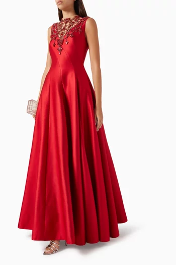 فستان طويل بفتحة رقبة مطرزة