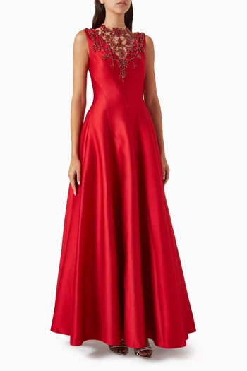 فستان طويل بفتحة رقبة مطرزة