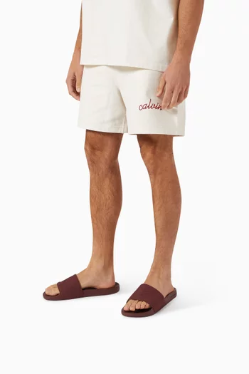 حذاء مفتوح بأحرف الماركة قنب