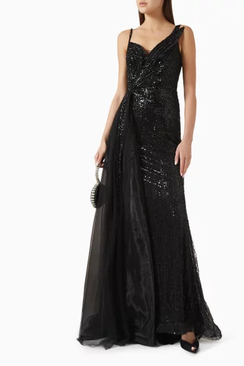 فستان طويل مزين بتطريزات