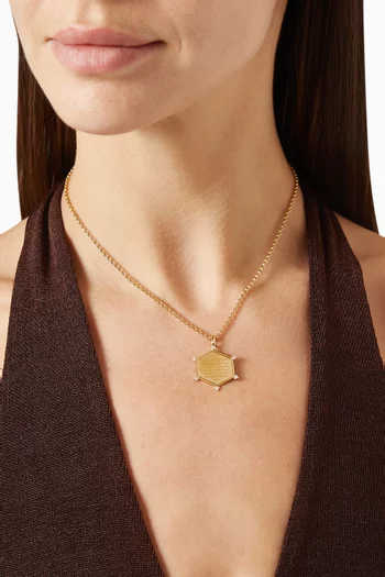 قلادة بحلية آية الكرسي بتصميم سداسي مرصعة بالماس ذهب أصفر عيار 18