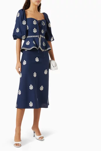 بلوزة ميترا بصدرية بنمط مشد وتطريزات