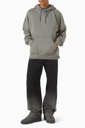 كنزة بغطاء رأس وشعار الماركة المقلوب ولون باهت قطن