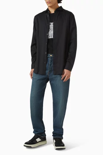 قميص بقصة عادية مزين بشعار الماركة بالكامل