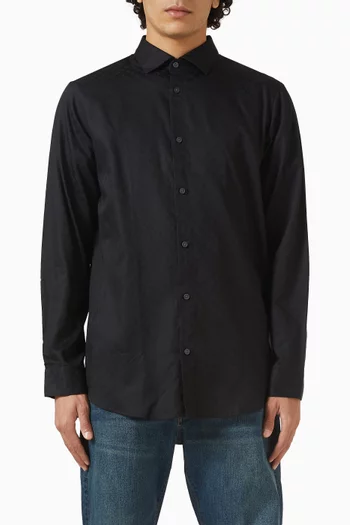 قميص بقصة عادية مزين بشعار الماركة بالكامل