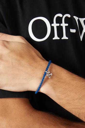 سوار بشعار الأسهم جلد