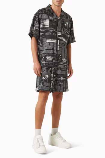 قميص بنقشة صحف فيسكوز