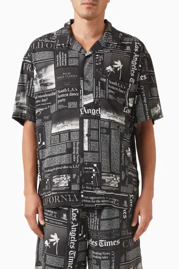 قميص بنقشة صحف فيسكوز