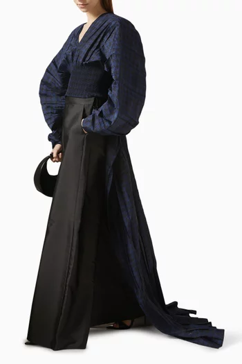 بلوزة بأكمام منفوخة وفتحة رقبة بشكل حرف V