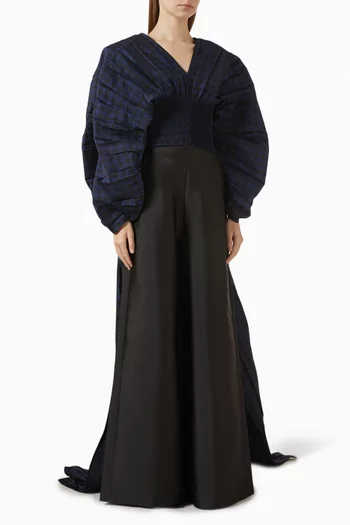 بلوزة بأكمام منفوخة وفتحة رقبة بشكل حرف V