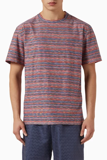 تي شيرت بنقشة فضاء بألوان متدرجة وخطوط شيفرون جيرسيه