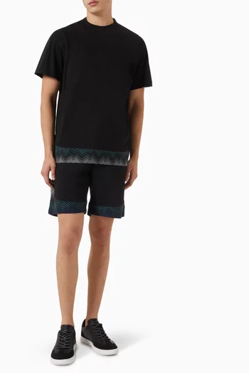 تي شيرت بنقشة خطوط متعرجة قطن