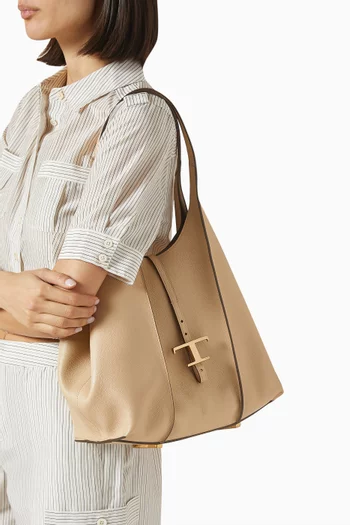 حقيبة متوسطة بحلية كلاسيكية بشكل حرف T جلد