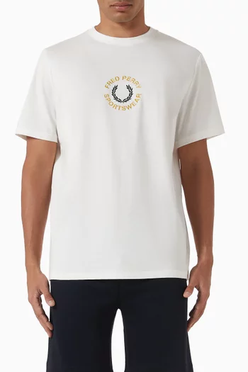 تي شيرت بشعار الماركة وكلمة Sportswear قطن