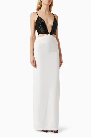 فستان طويل مزين بفتحات وتطريزات