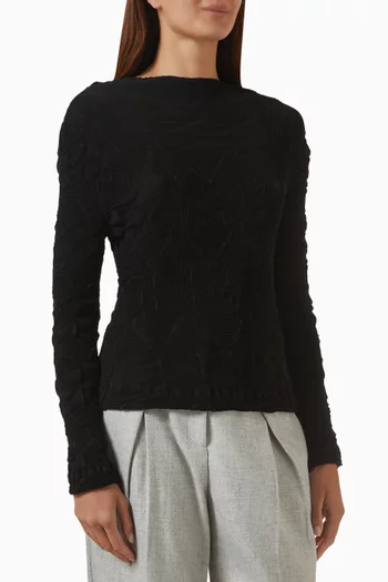 بلوزة بياقة عالية بليسيه