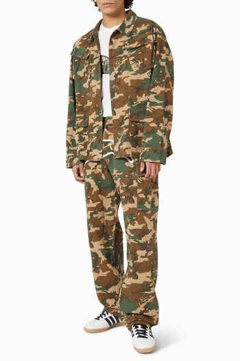 تي شيرت بطبعة كلب يجري ونقشة مموهة قطن