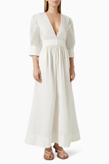 فستان طويل بأكمام منفوخة