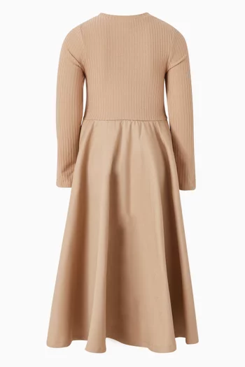 فستان بقصة بطول الركبة