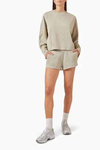 شورت بلون باهت ومطرز بشعار الماركة صوف قطني