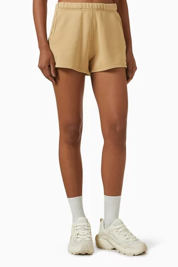 شورت بلون باهت وشعار الماركة صوف قطني