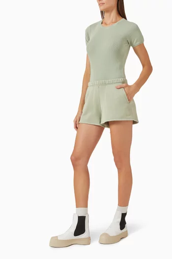 شورت بلون باهت وشعار الماركة صوف قطني