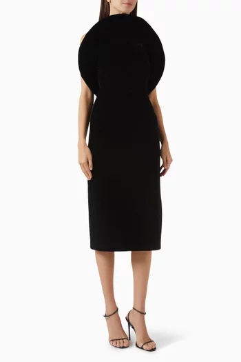 فستان بفتحة رقبة دائرية وظهر مكشوف