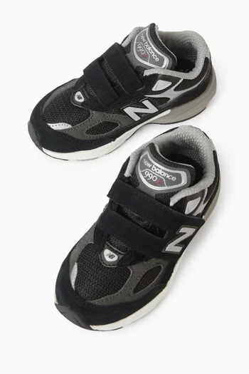 سنيكرز 990v6 بأربطة
