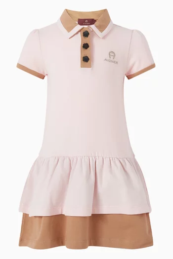 فستان بياقة بولو وشعار الماركة