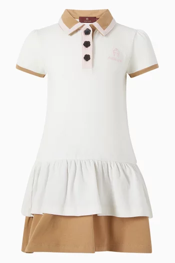 فستان بياقة بولو وشعار الماركة