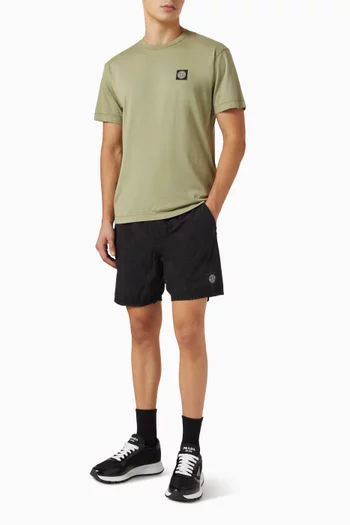 تي شيرت قطن مزين ببوصلة وشعار الماركة