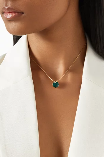 قلادة بيلا بتصميم حرف V بدلاية معدن مطلي بالذهب