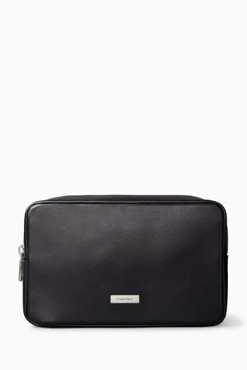 حقيبة لمستحضرات العناية الشخصية مزينة بحلية جلد